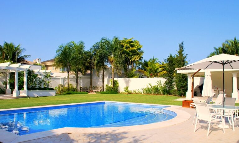 Piscina revestida em vinil com deck e área de lazer, projeto entregue pela Ramiro Piscinas em Santa Catarina
