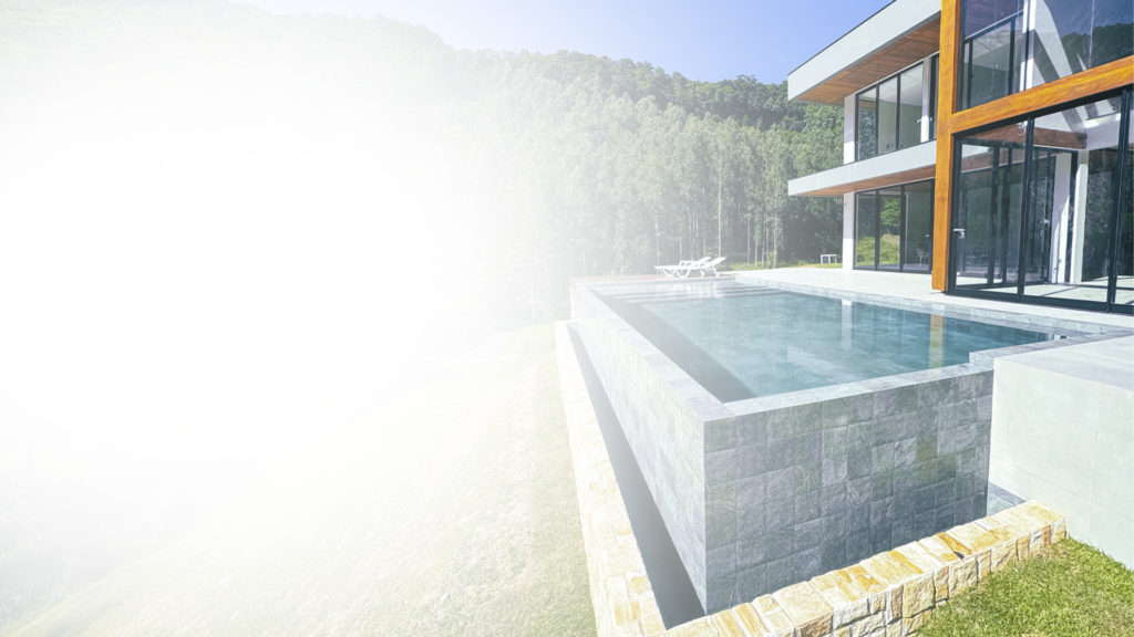 Piscina elevada com revestimento em pedra e borda infinita em casa contemporânea